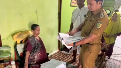 Lurah Langkai, Muhamad Abidin saat membesuk warganya yang sedang sakit,