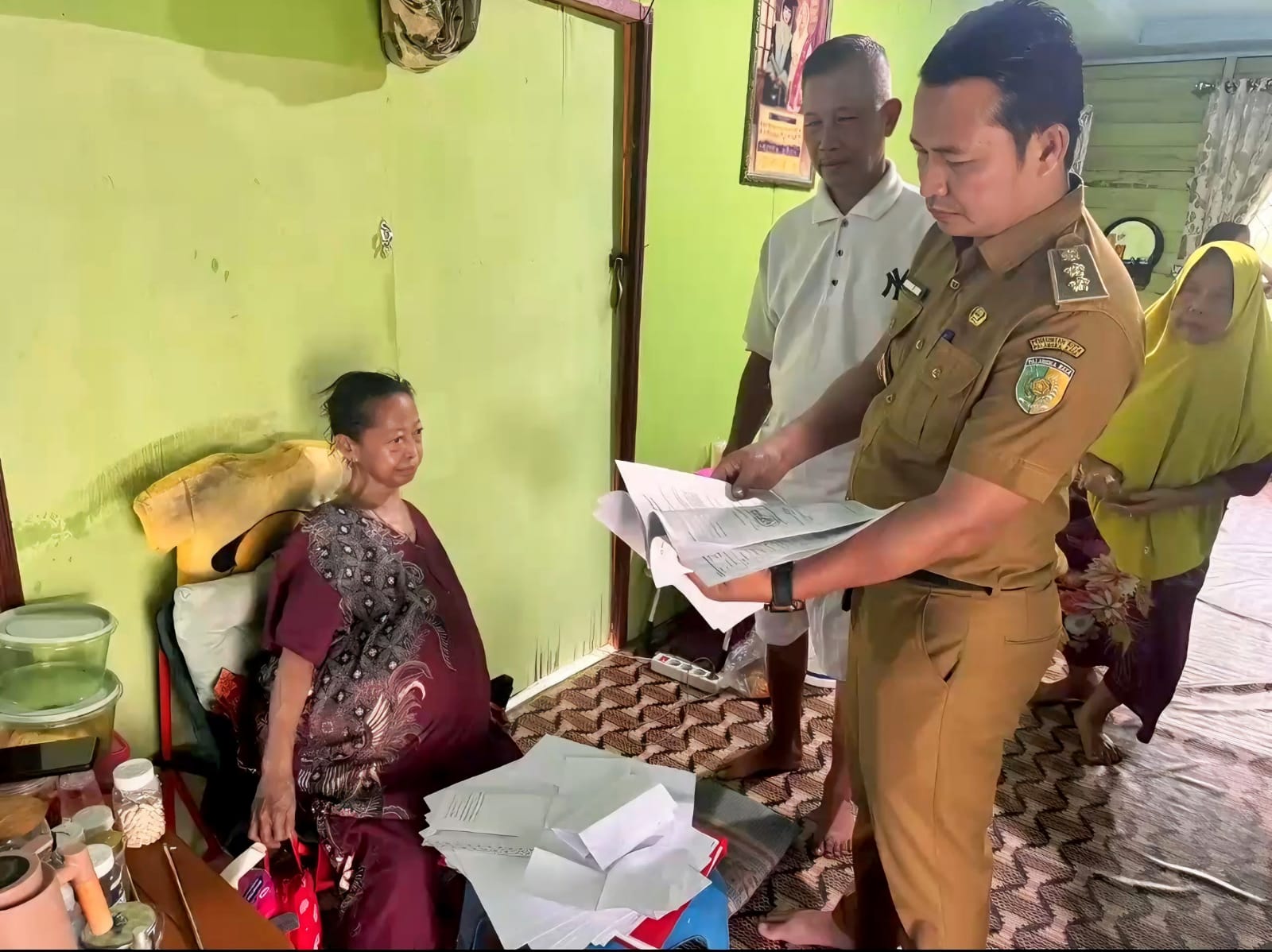 Lurah Langkai, Muhamad Abidin saat membesuk warganya yang sedang sakit,