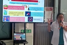 Dokter spesialis paru RSUD Kuala Kurun, dr. Titiek Gustina BR Simanjuntak, S.Sp, saat memberikan penyuluhan kepada pasien dan keluarga di poliklinik, Senin (20/4/2026).FOTO: IST