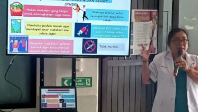 Dokter spesialis paru RSUD Kuala Kurun, dr. Titiek Gustina BR Simanjuntak, S.Sp, saat memberikan penyuluhan kepada pasien dan keluarga di poliklinik, Senin (20/4/2026).FOTO: IST