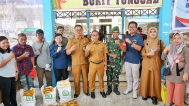 Kegiatan penyaluran bantuan pangan di Aula Kantor Kelurahan Bukit Tunggal.