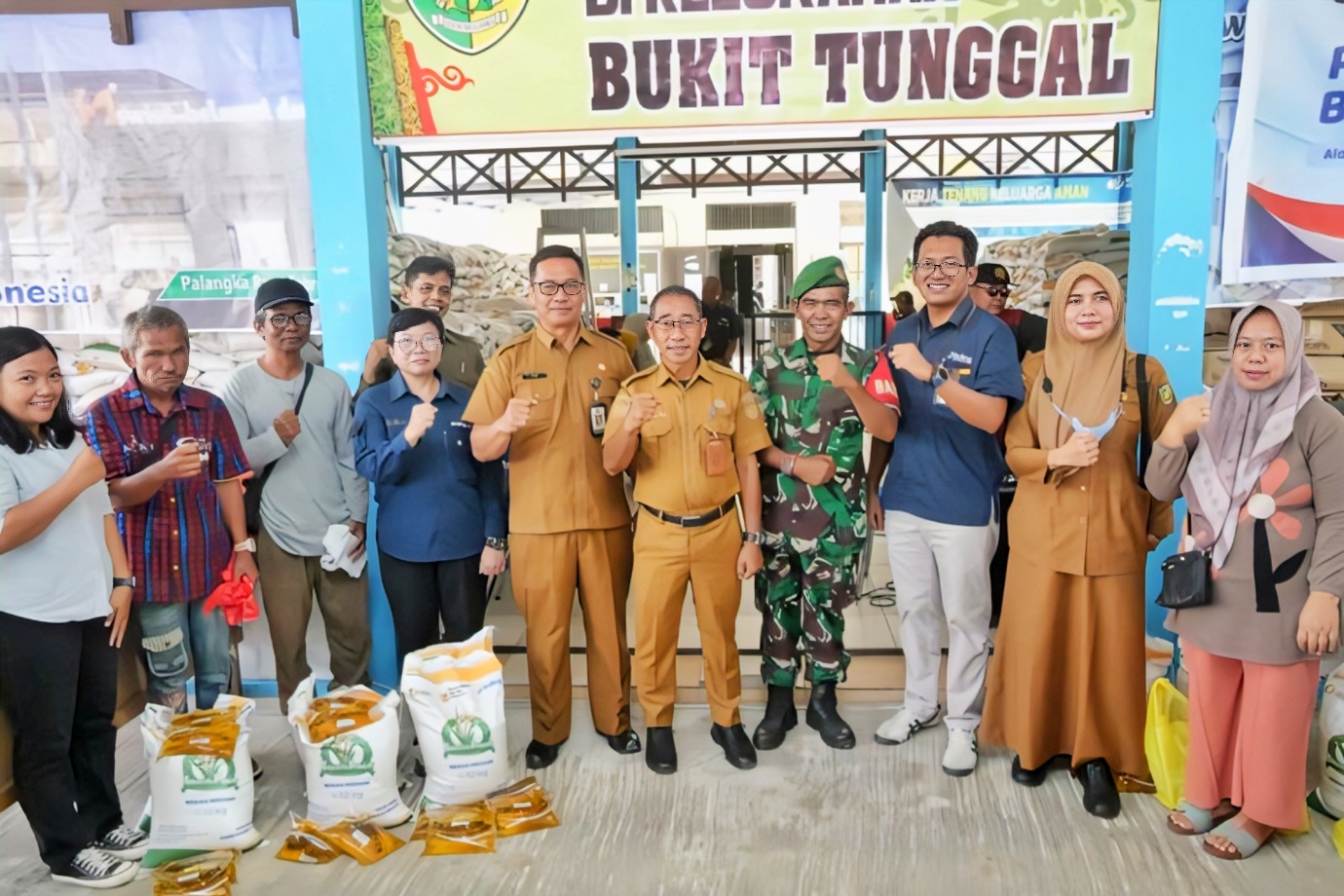 Kegiatan penyaluran bantuan pangan di Aula Kantor Kelurahan Bukit Tunggal.