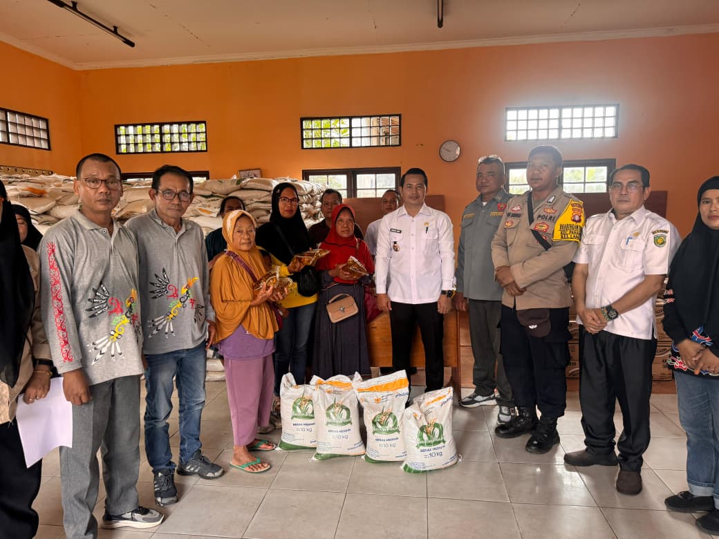 Ribuan Bantuan Pangan Disalurkan di Langkai, Warga Terima Beras dan Minyak Goreng dari Presiden