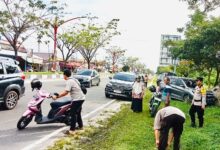 Petugas kepolisian ketika berada di lokasi kejadian aksi jambret