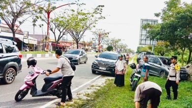 Petugas kepolisian ketika berada di lokasi kejadian aksi jambret