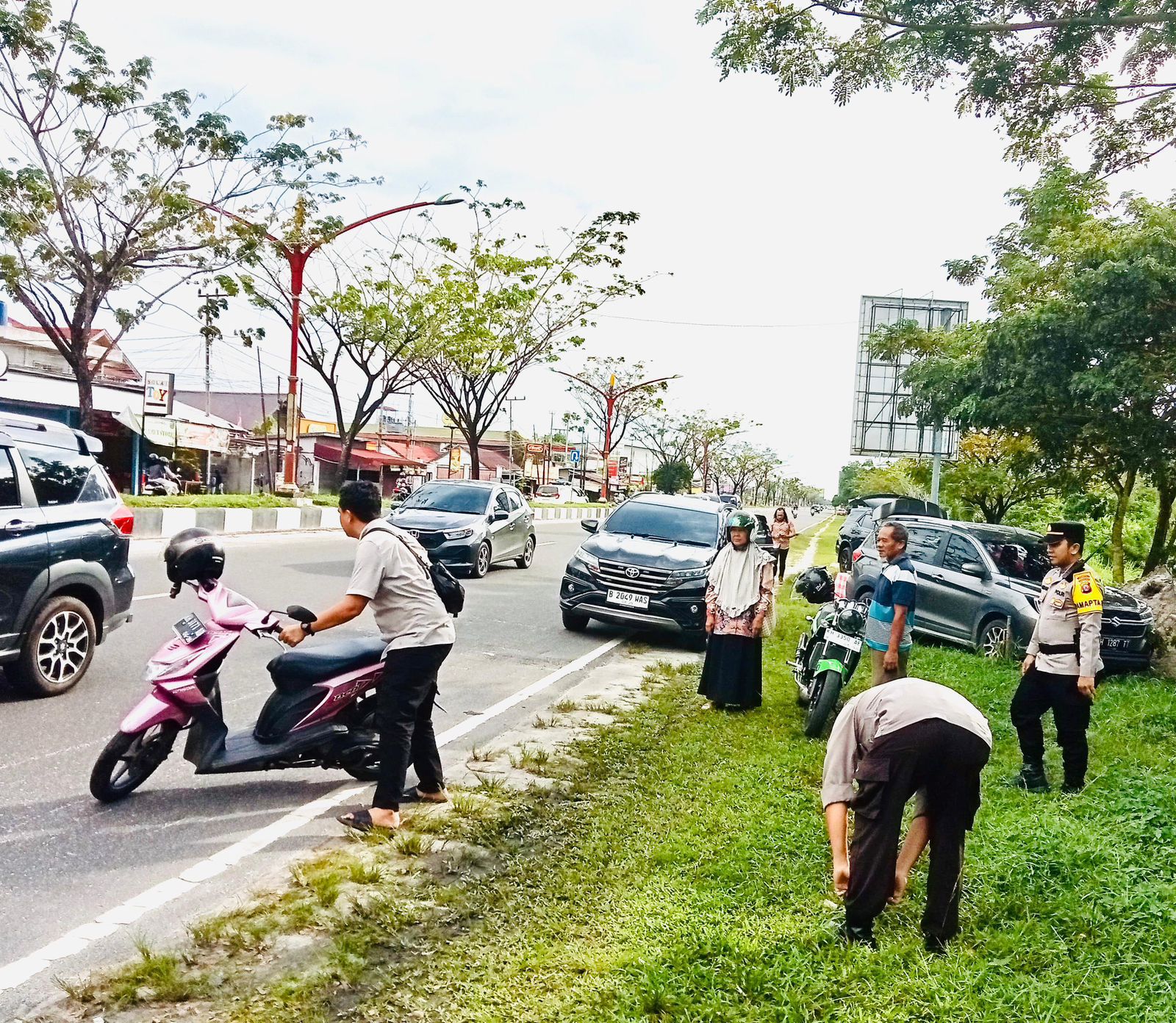 Petugas kepolisian ketika berada di lokasi kejadian aksi jambret