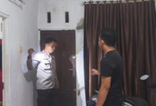 Petugas kepolisian ketika merespon laporan warga mengenai adanya dugaan aksi pencurian