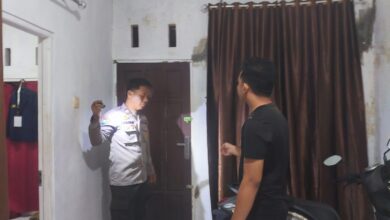 Petugas kepolisian ketika merespon laporan warga mengenai adanya dugaan aksi pencurian