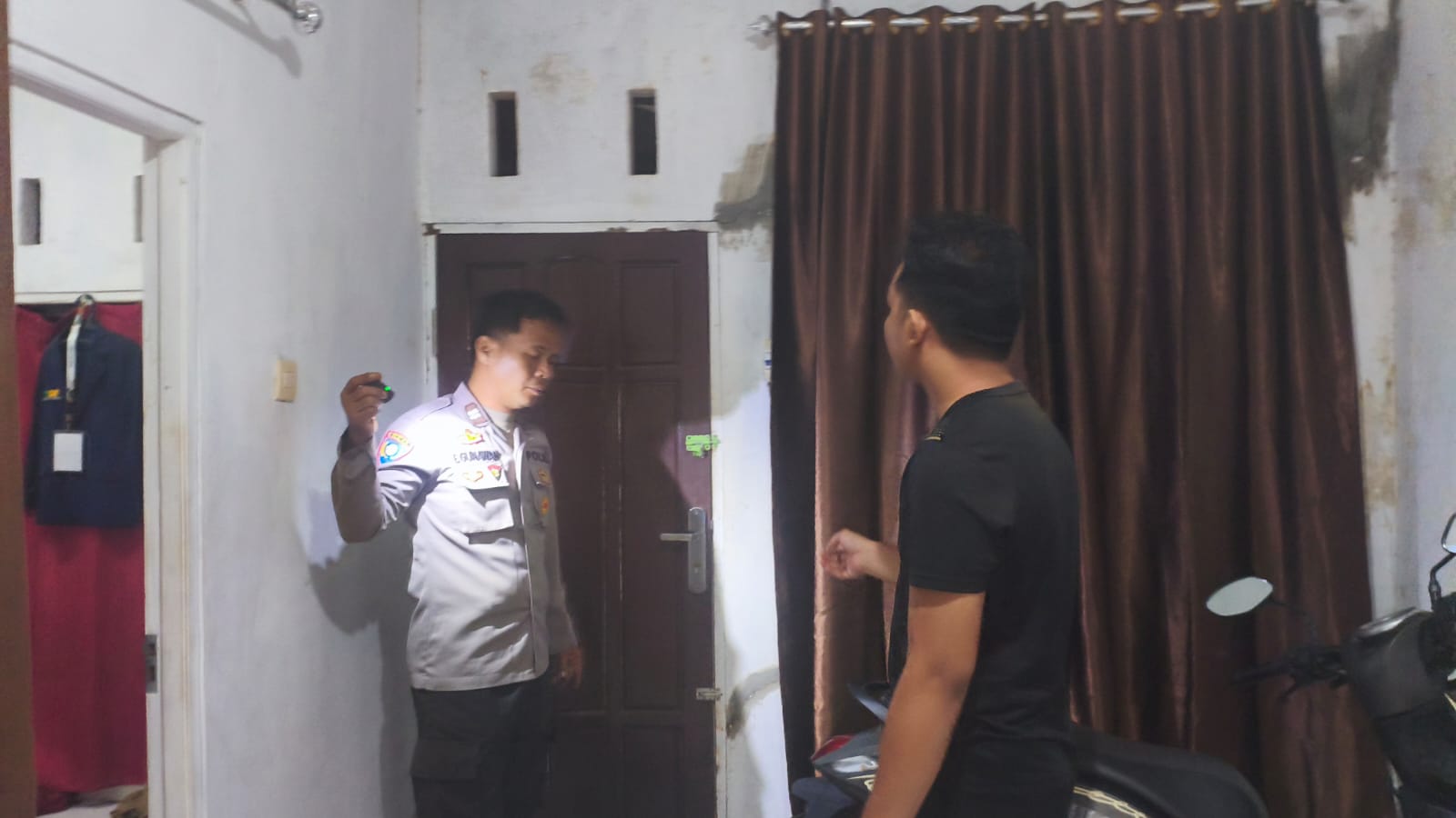 Petugas kepolisian ketika merespon laporan warga mengenai adanya dugaan aksi pencurian