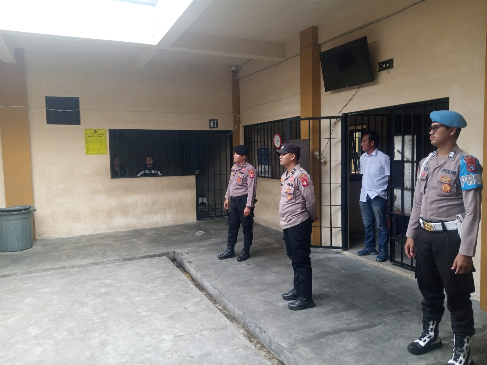 Personel Polresta Palangka Raya mengecek kondisi Rutan setempat