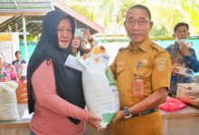 Asisten Perekonomian dan Pembangunan Sekretariat Daerah Kota Palangka Raya, Samsul Rizal saat menyerahkan bantuan pangan.