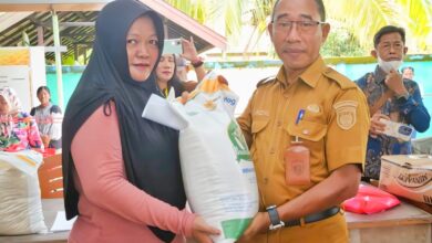 Asisten Perekonomian dan Pembangunan Sekretariat Daerah Kota Palangka Raya, Samsul Rizal saat menyerahkan bantuan pangan.