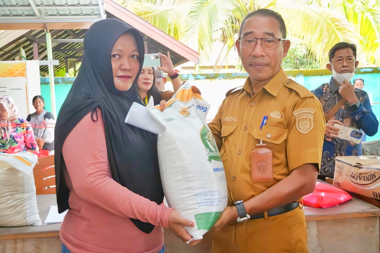 Asisten Perekonomian dan Pembangunan Sekretariat Daerah Kota Palangka Raya, Samsul Rizal saat menyerahkan bantuan pangan.