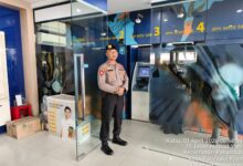 Petugas kepolisian ketika melakukan pengamanan di salah bank di Palangka Raya, belum lama ini