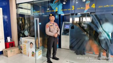 Petugas kepolisian ketika melakukan pengamanan di salah bank di Palangka Raya, belum lama ini