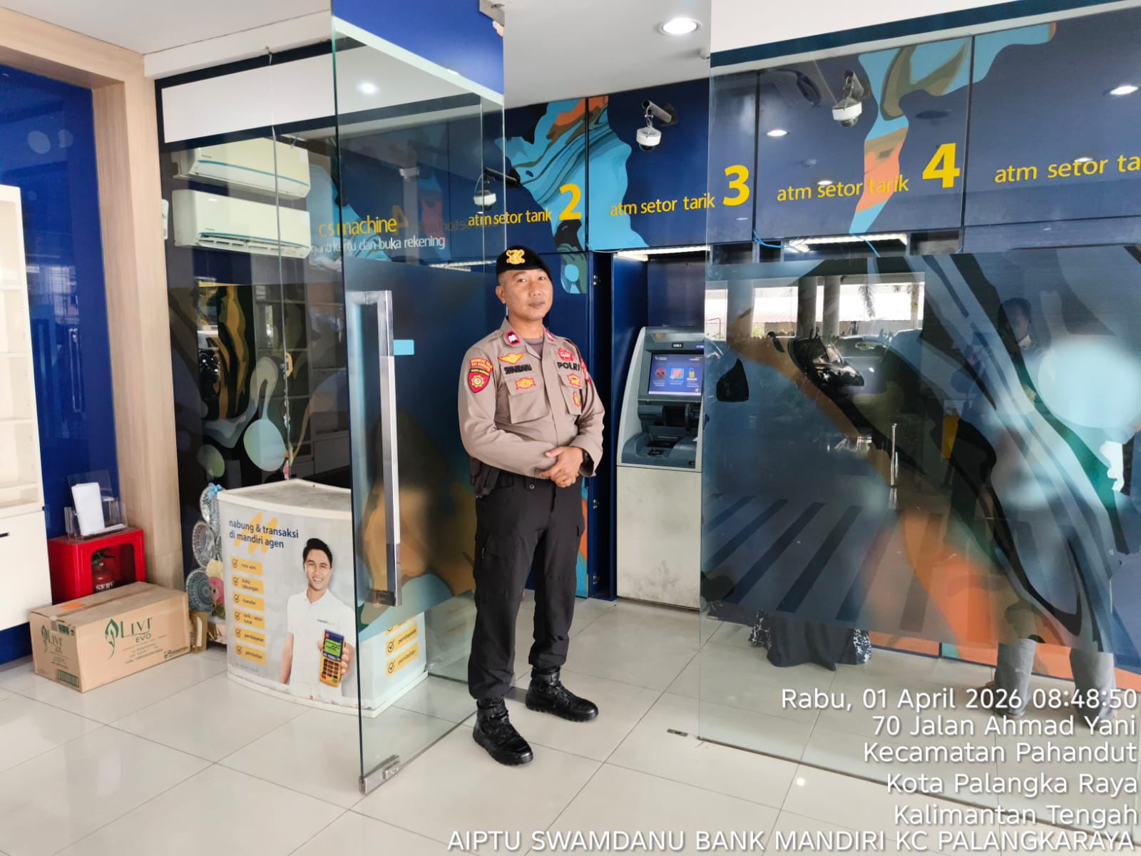 Petugas kepolisian ketika melakukan pengamanan di salah bank di Palangka Raya, belum lama ini