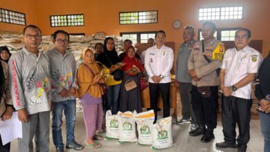 Bhabinkamtibmas Polsek Pahandut memastikan proses distribusi bantuan berjalan aman