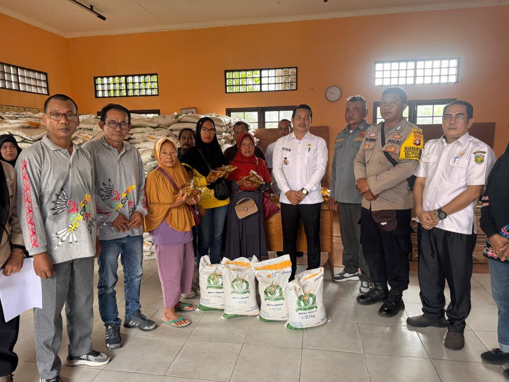 Bhabinkamtibmas Polsek Pahandut memastikan proses distribusi bantuan berjalan aman