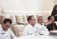 Wali Kota Palangka Raya, Fairid Naparin, mengikuti kegiatan presentasi, belum lama ini.