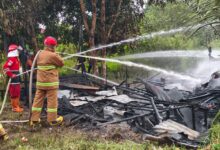 Petugas ketika melakukan pemadaman pada satu unit bangunan kayu yang terbakar, Jumat (3/4/2026) kemarin