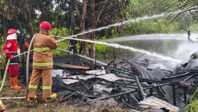 Petugas ketika melakukan pemadaman pada satu unit bangunan kayu yang terbakar, Jumat (3/4/2026) kemarin