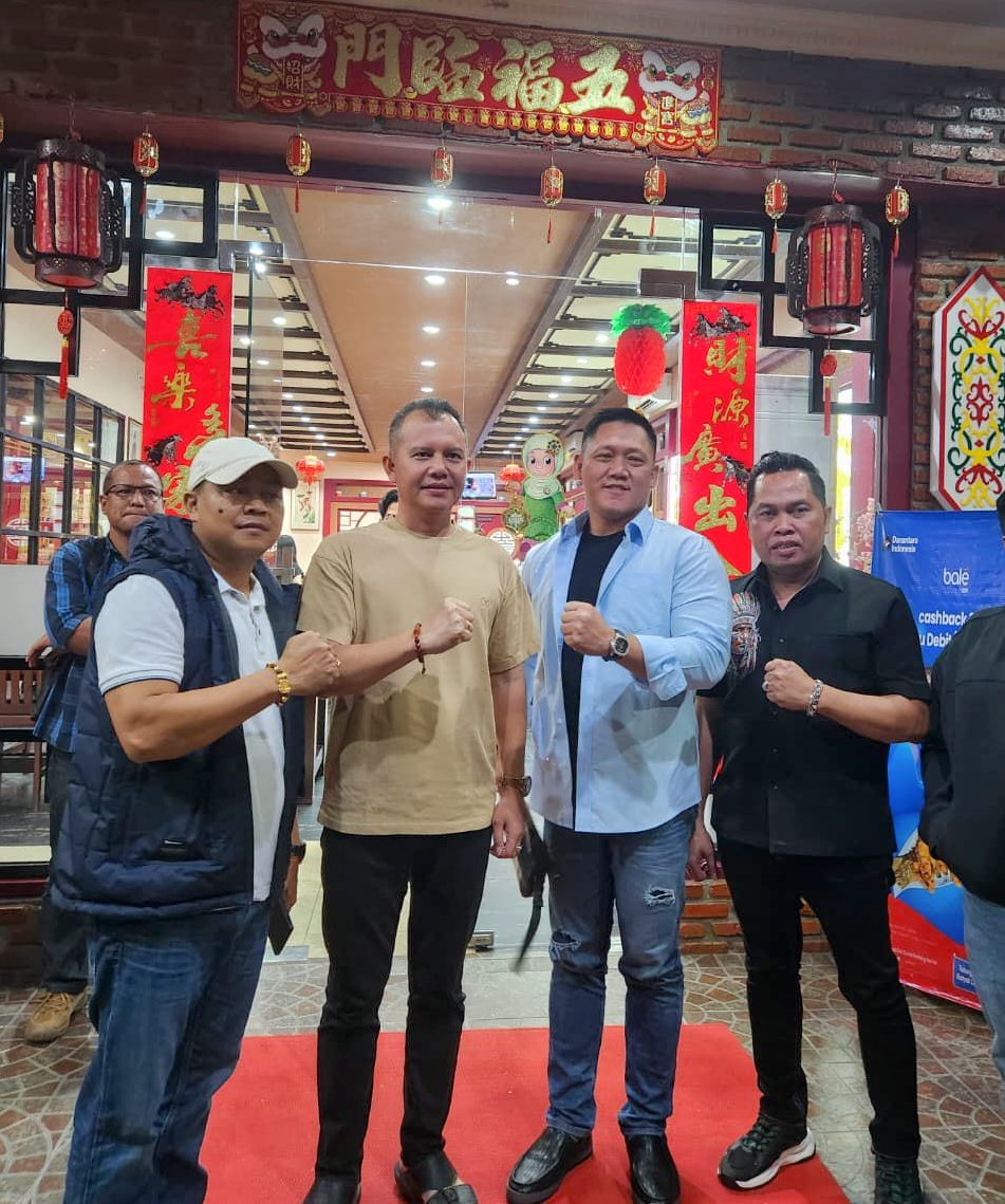 Suriansyah Halim foto bersama jajaran pengurus APRI Kalteng.