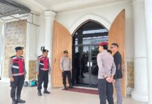 Personel Polresta ketika melakukan pengaman di salah gereja yang ada di Palangka Raya