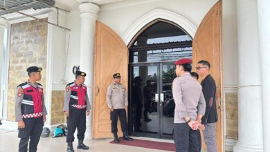 Personel Polresta ketika melakukan pengaman di salah gereja yang ada di Palangka Raya