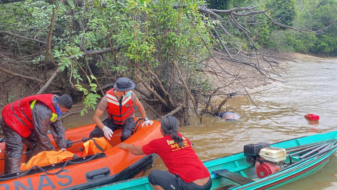 Tim SAR ketika mengevakuasi jasad korban menuju daratan
