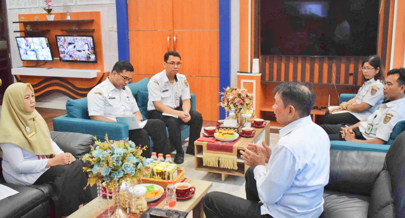 Pertemuan antara Kepala Dislutkan Kalteng Sri Widanarni dengan Bupati Barito Timur M. Yamin