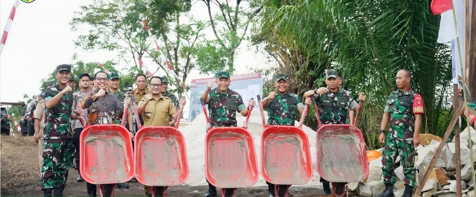 Wali Kota Palangka Raya, Fairid Naparin, saat melaksanakan peletakan batu pertama pembangunan Jembatan Perintis Garuda yang digelar di Jalan Bengaris 2