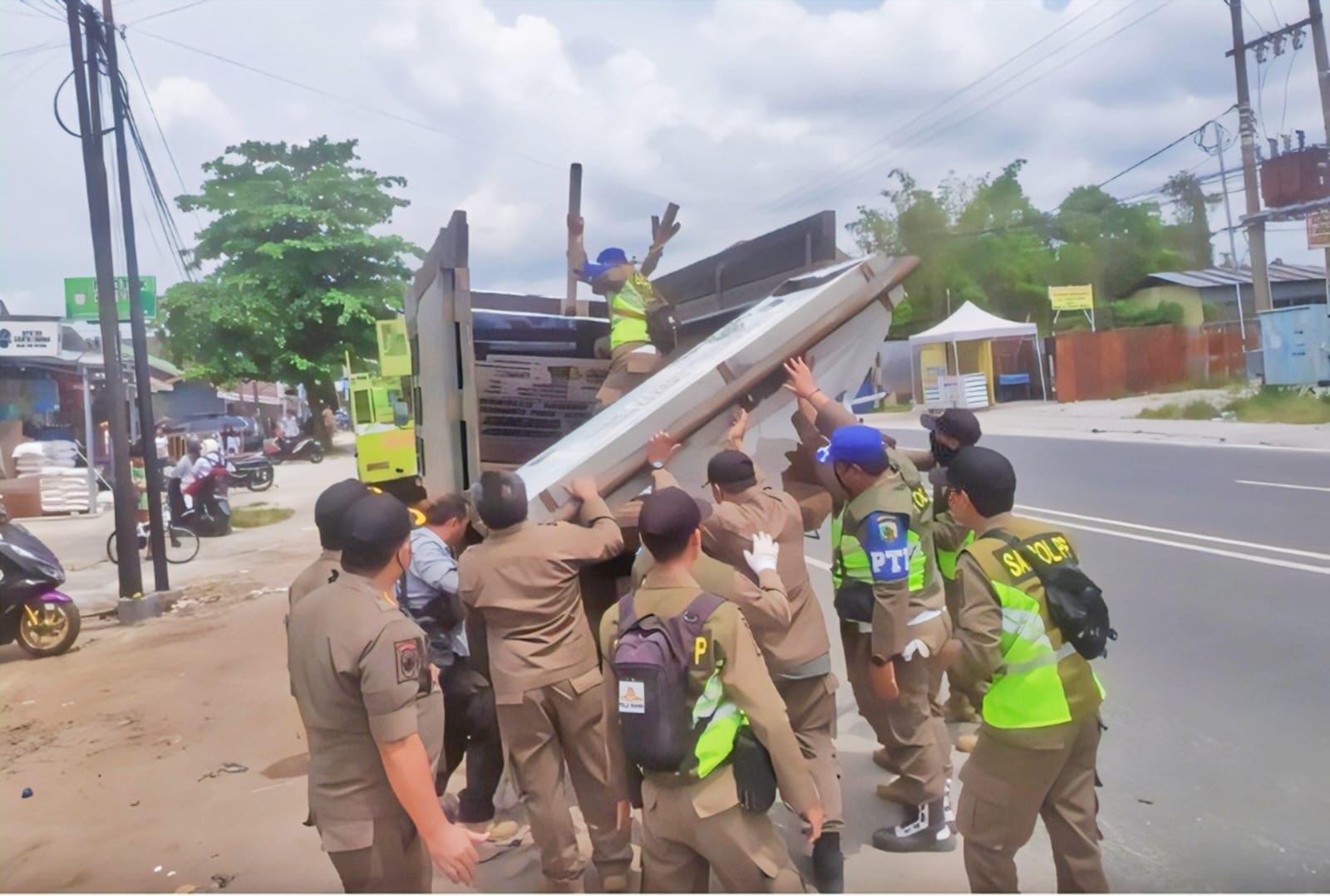 Satuan Polisi Pamong Praja (Satpol PP) Kota Palangka Raya, saat menertibkan reklame liat.