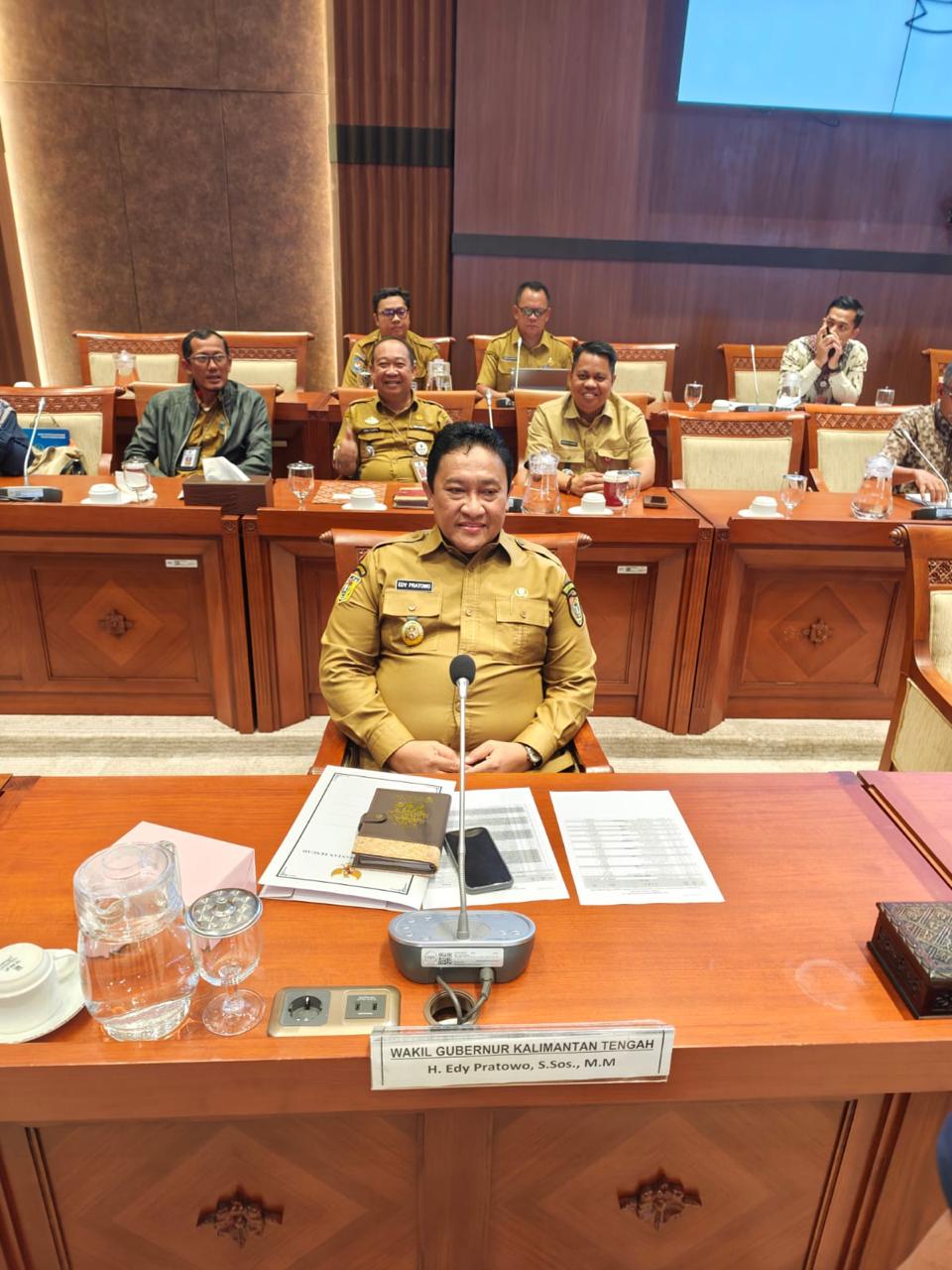 Wagub Kalteng, H. Edy Pratowo di dampingi Kepala DLH Kalteng, Joni Harta serta beberapa kepala OPD Kalteng
