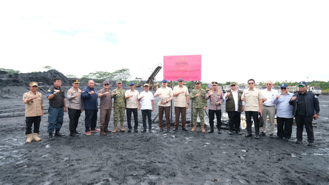 Tim Pengarah Satuan Tugas Penertiban Kawasan Hutan (Satgas PKH) saat melakukan peninjauan lapangan di lokasi penertiban kawasan hutan PT AKT