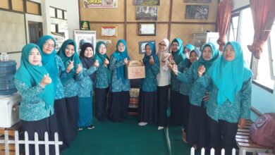 Lurah Kalampangan, Yunita Martina foto bersama TP PKK Kelurahan Kuala Pembuang II, Kec. Seruyan Hilir