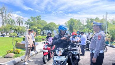 Petugas menggelar razia PKB di halaman Kantor Bapenda Provinsi Kalimantan Tengah