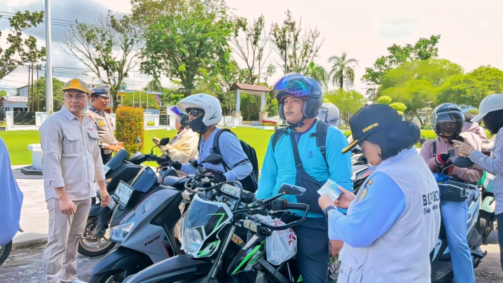 Bapenda saat menggelar operasi gabungan penertiban pajak kendaraan di jalan RTA Mikono.