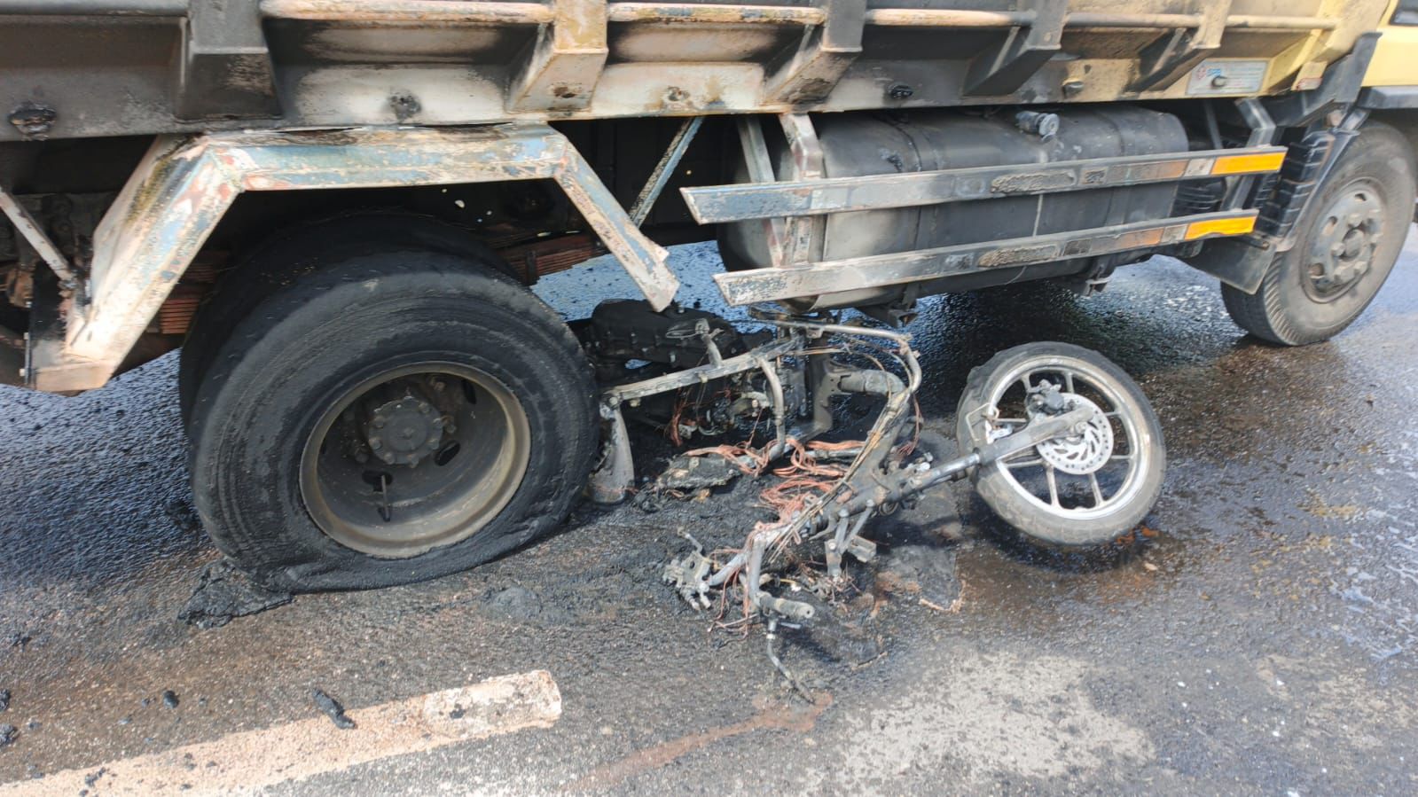 Kondisi sepeda motor usai terbakar