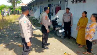 Personel Polsek Pahandut ketika menyambangi masyarakat di wilayah hukumnya