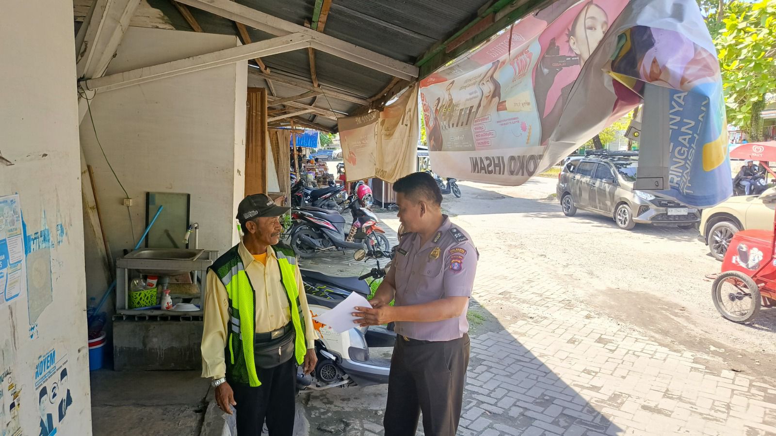 Personel Satbinmas berdialog dengan masyarakat di kawasan Pasar Kahayan