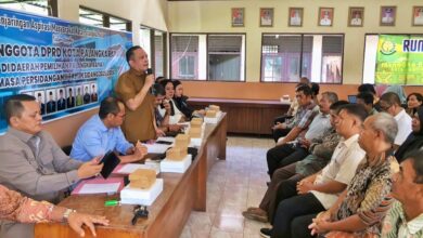 Anggota DPRD Kota Palangka Raya saat melaksanakan reser di Kelurahan Banturung, Kecamatan Bukit Batu.