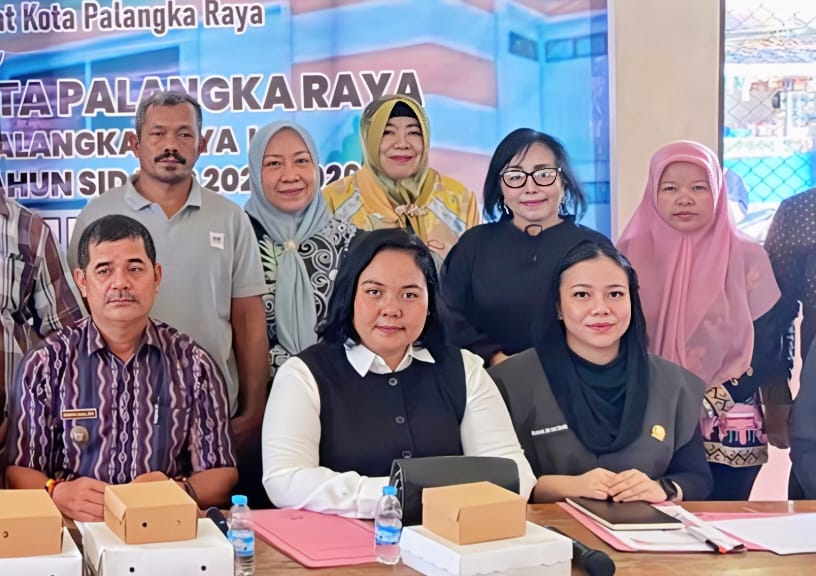 Anggota DPRD Kota Palangka Raya Sri Ani Rintuh (tengah) saat melaksanakan reses di Jalan Padat Karya RT 003/RW 001, Kelurahan Banturung