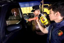 Petugas kepolisian ketika menindak lanjuti adanya pencurian modus pecah kaca mobil