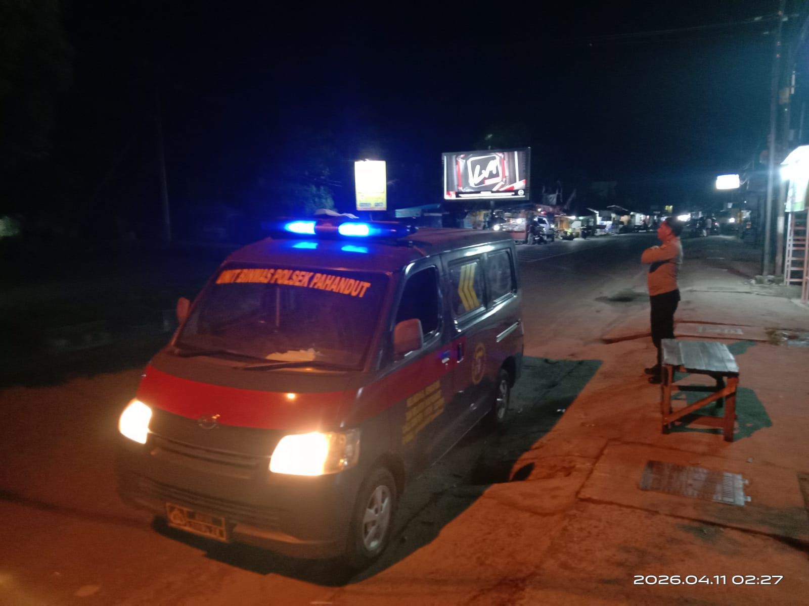 Personel Polsek Pahandut membubarkan aksi balapan liar di kawasan Jalan dr Murjani, Sabtu (11/4/2026) malam.