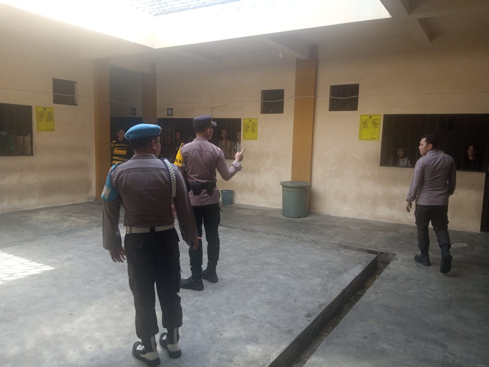 Personel Polresta Palangka Raya melakukan kontrol ketat di kawasan Rutan setempat