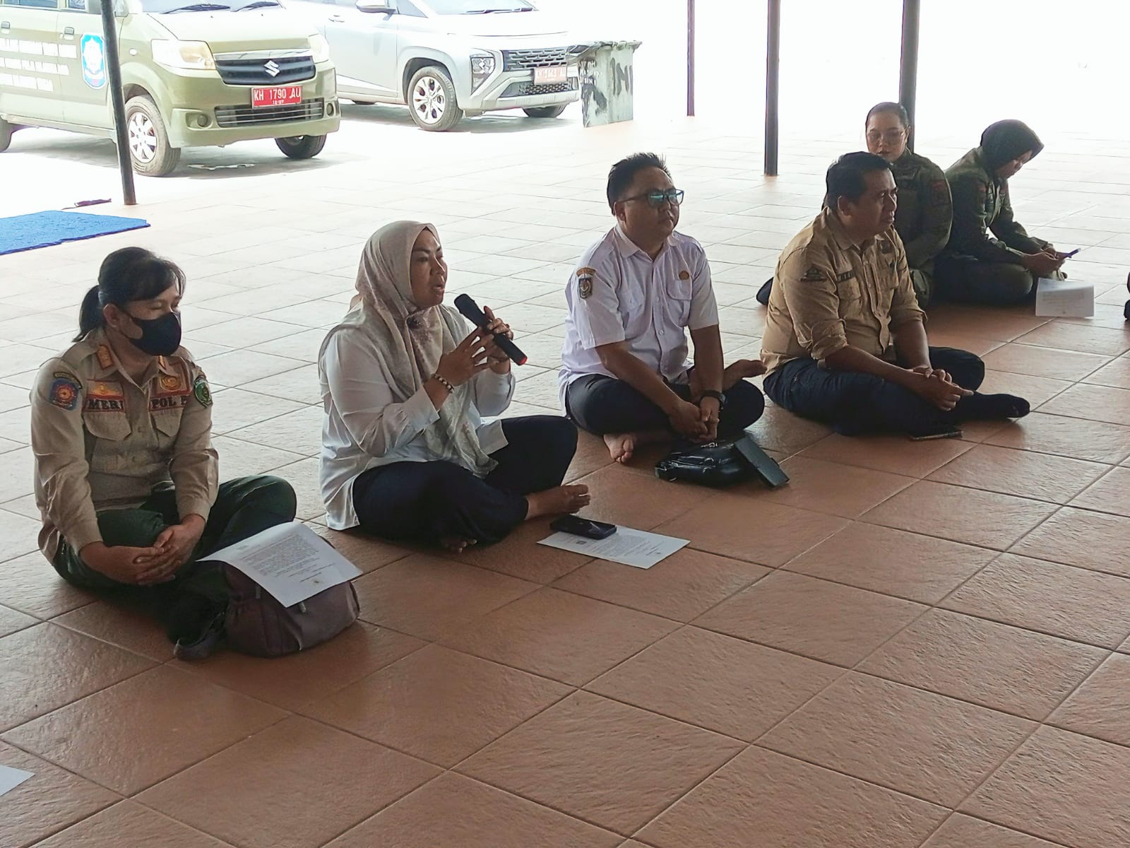 Suasana sosialisasi penertiban bangunan diatas drainase oleh lintas instansi di Masjid Al Sayedah Maryam, Jalan Kecipir