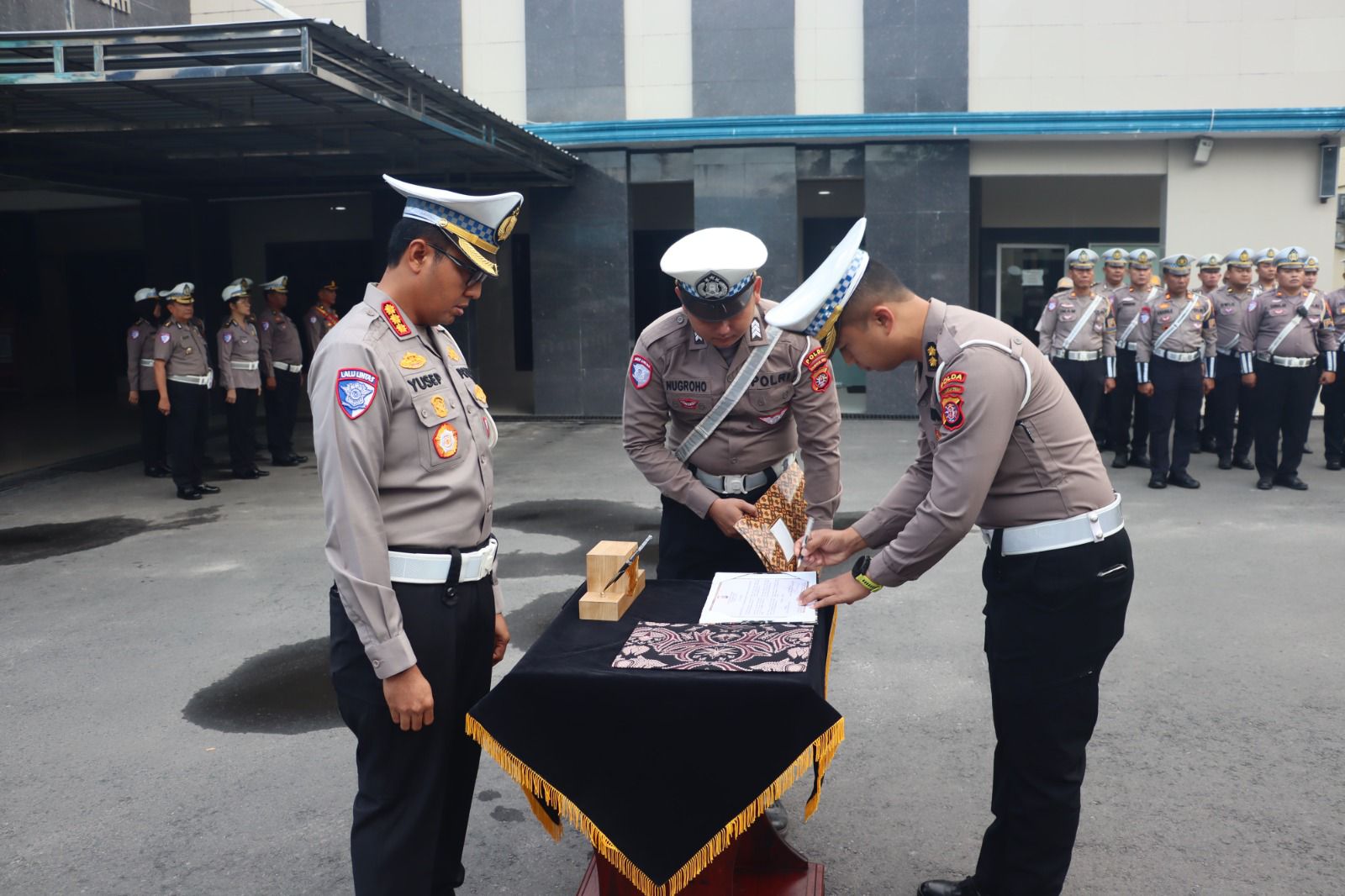 Penandatanganan pakta integritas Kasubditregident dan Kasat PJR Dilantas Polda Kalteng