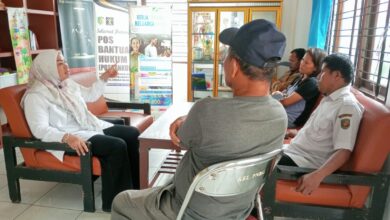 Lurah Panarung, Evi Kahayanti saat memfasilitasi mediasi warga di wilayahnya