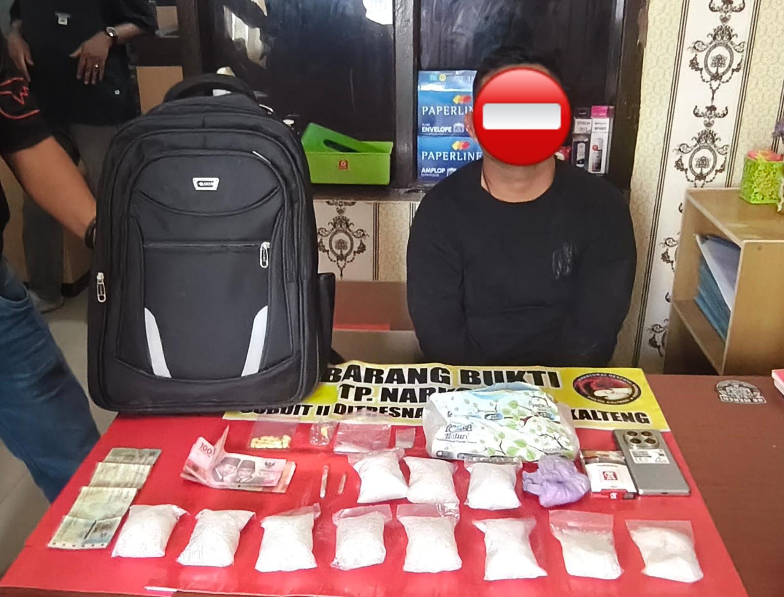 Tersangka dan barang bukti yang berhasil diamankan petugas kepolisian, belum lama ini