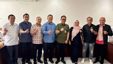 Ketua Fraksi Partai Demokrat DPRD Kota Palangka Raya, Hatir Sata Tarigan usia mengikuti Rapat kerja DPRD bersama OPD.
